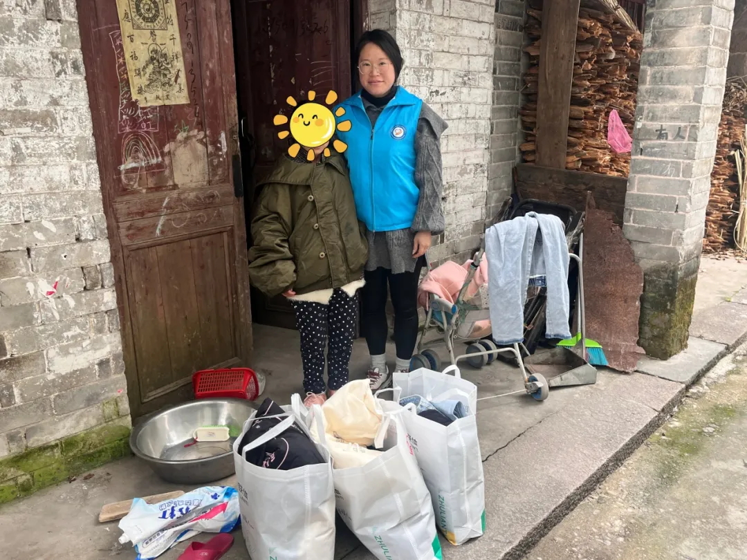 龙西乡社工站携手sunbet电气沈总举办了“向善而行，衣旧暖心“旧衣捐赠活动，