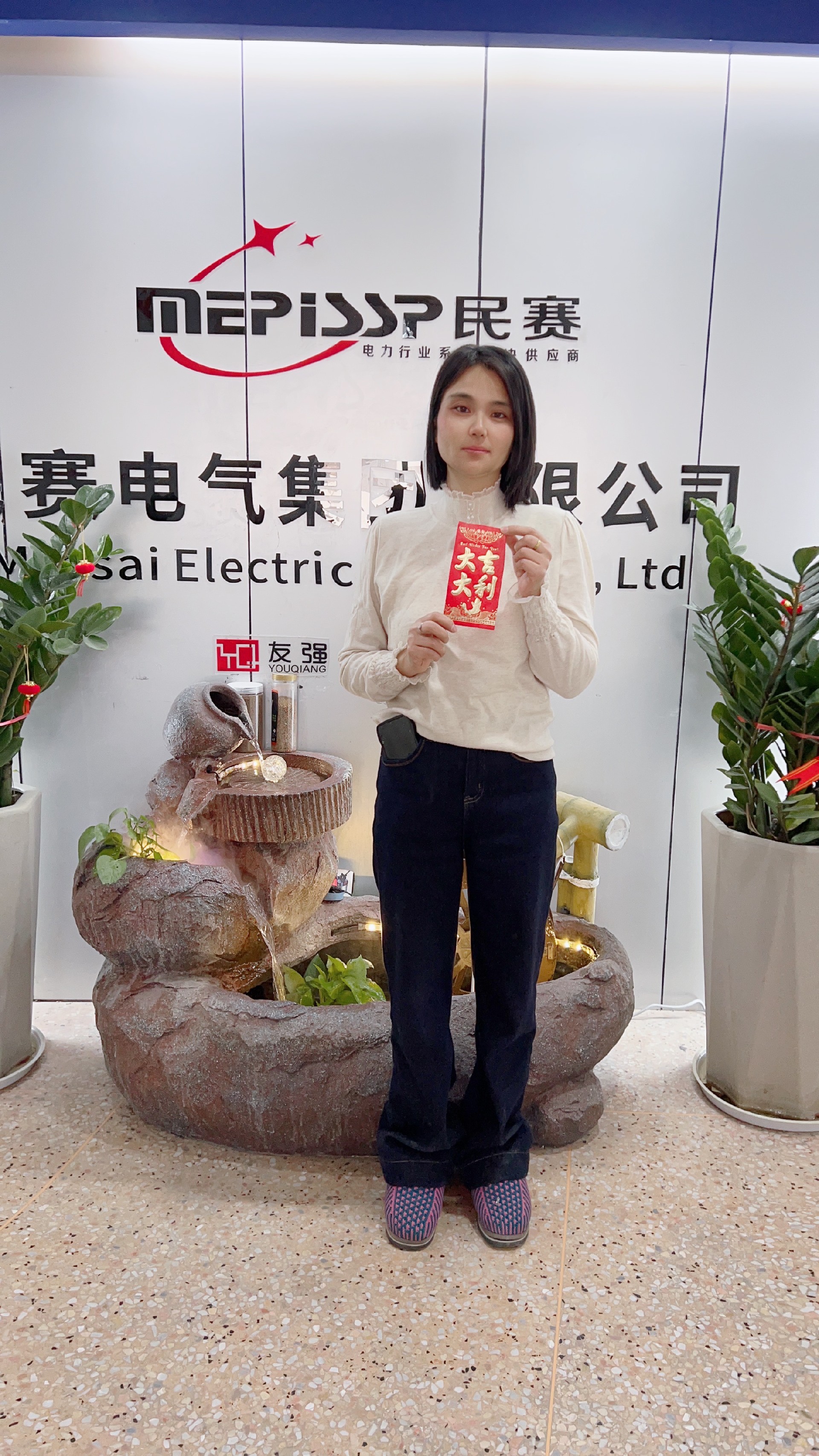 两位仓管兢兢业业，用心完成客户交代的每一份托福，经常工作到忘我的状态，今日是他俩的生日，愿身体健康，家庭幸福，开心快乐。